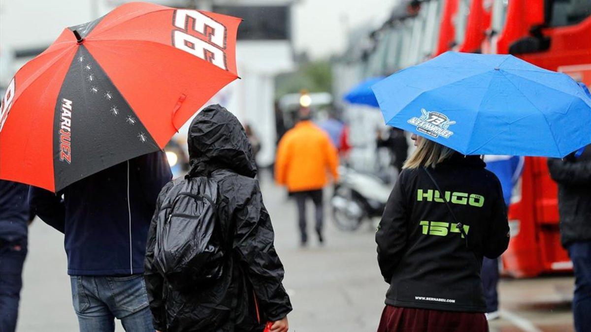 La lluvia obligó a sacar los paragüas en el circuito valenciano