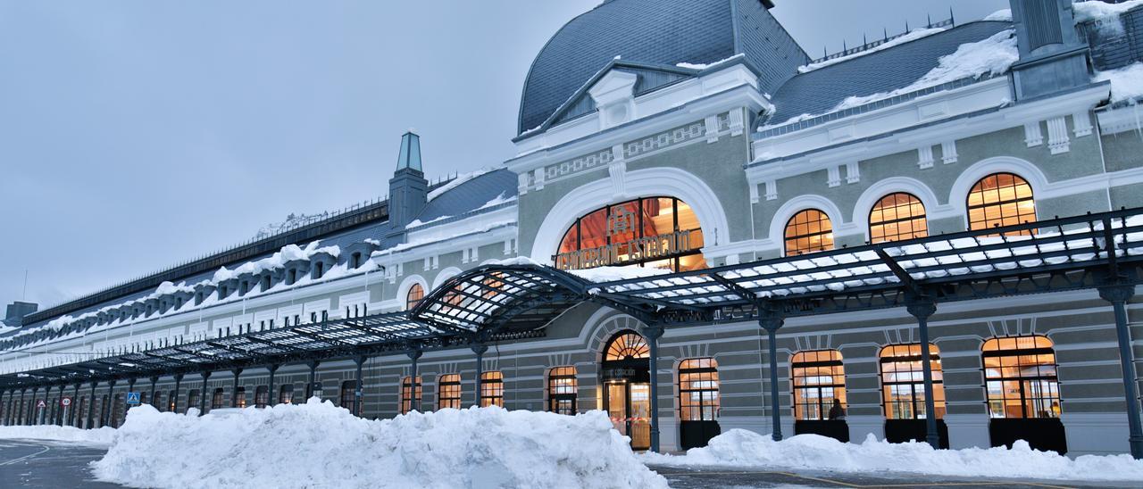 Fachada de la Estación Internacional de Canfranc con el letrero del hotel de lujo-