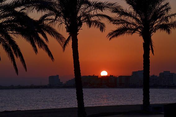 Posta de sol.  A la badia de Roses, el vent deixava una posta rogenca amb uns colors espectaculars.