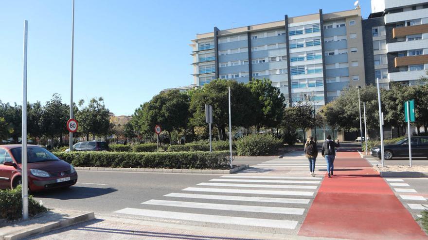 Castelló ensaya su primer paso de peatones con iluminación inteligente