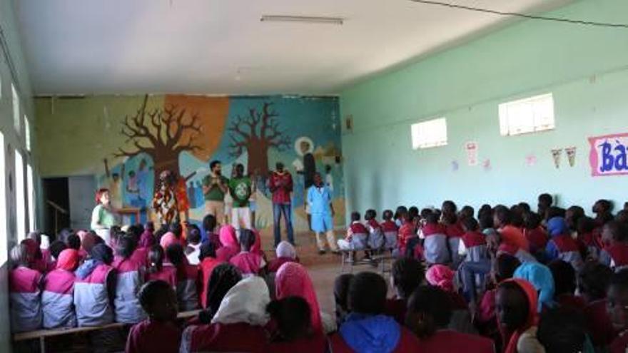 Los talleres que ha puesto en marcha el artista José Luis Mora Rozalén gracias a la ONG Toubabs Team han permitido llevar el arte urbano a las calles de Senegal.