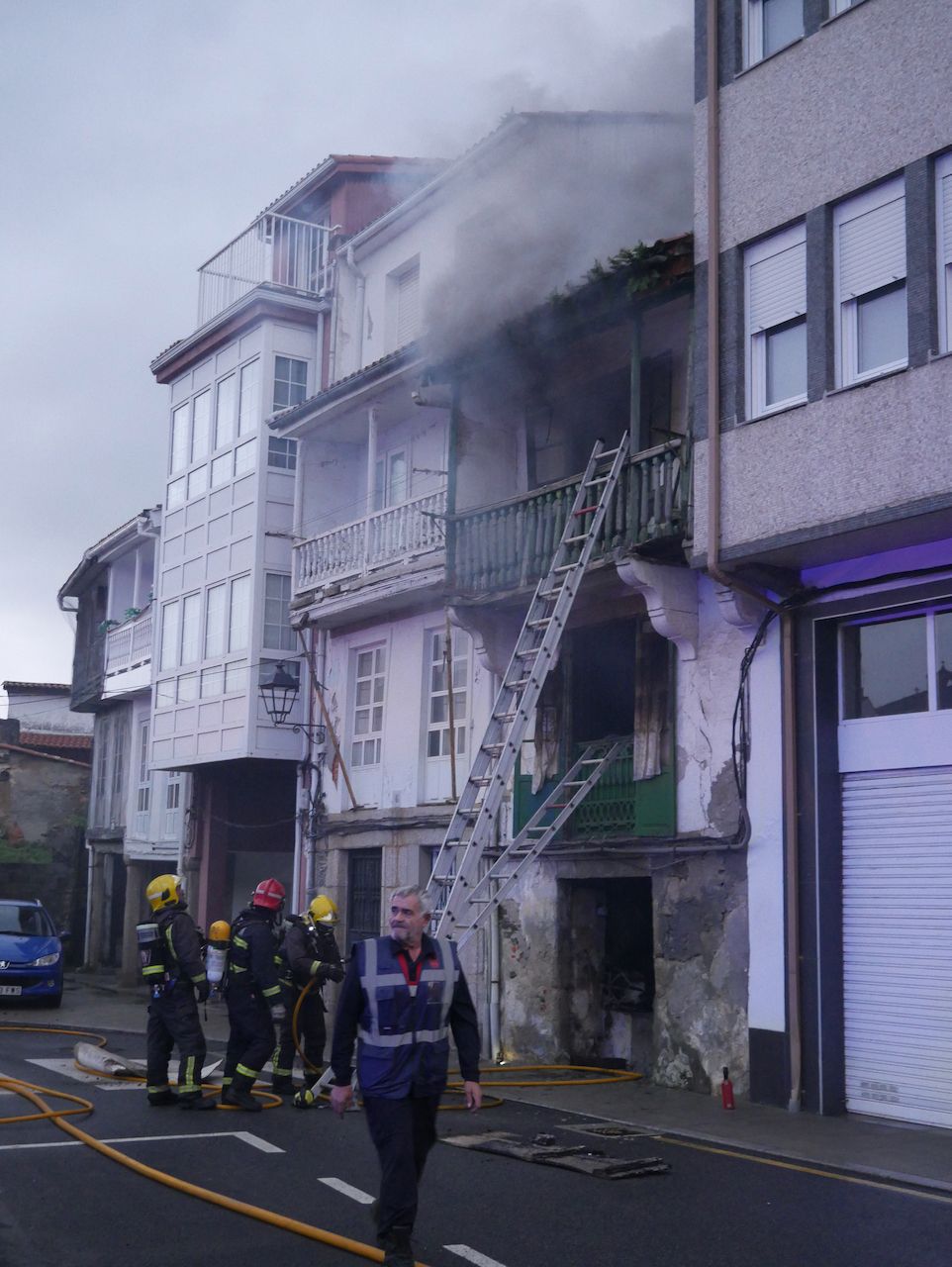 Las inundaciones en Betanzos provocan un cortocircuito en un edificio que acaba en incendio