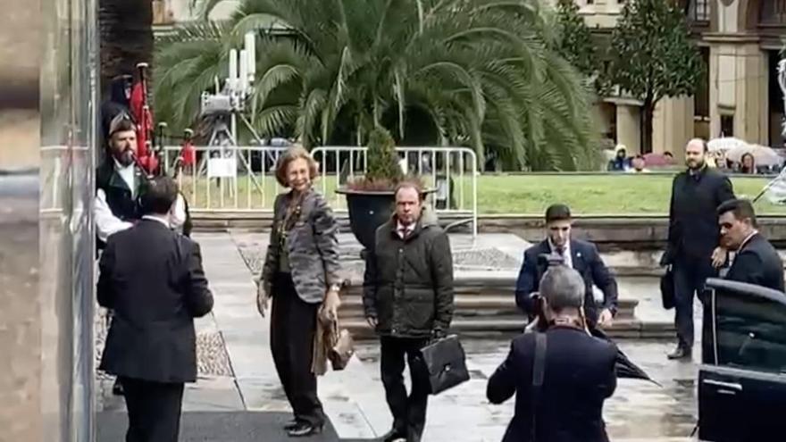 Doña Sofía llega a Oviedo entre aplausos y gritos de &quot;viva la Reina&quot;