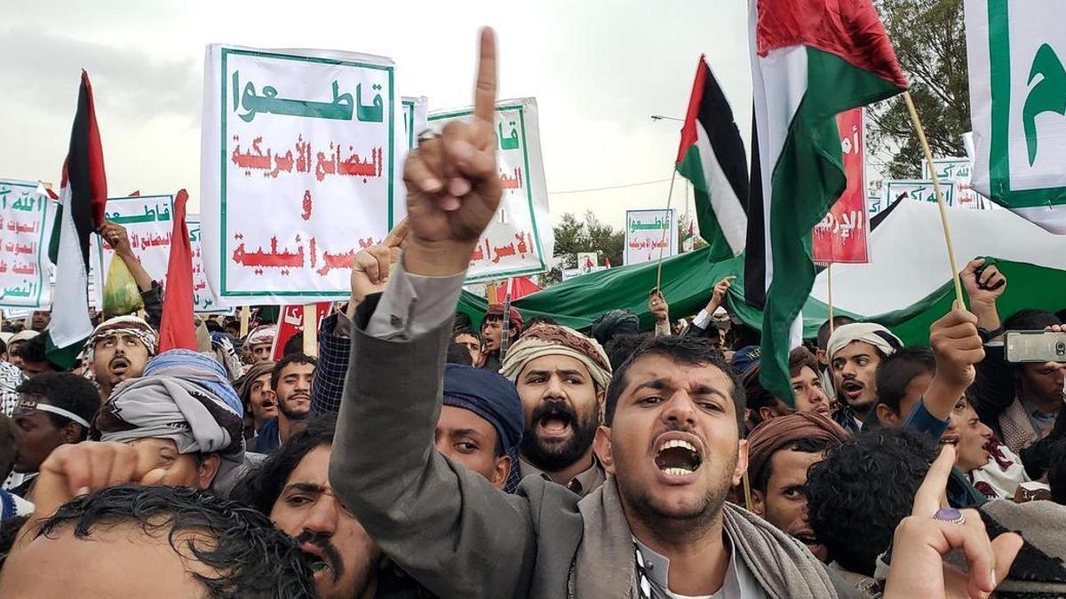 Protesta en Saná, la capital de Yemen, contra la designación de los hutíes como grupo terrorista.