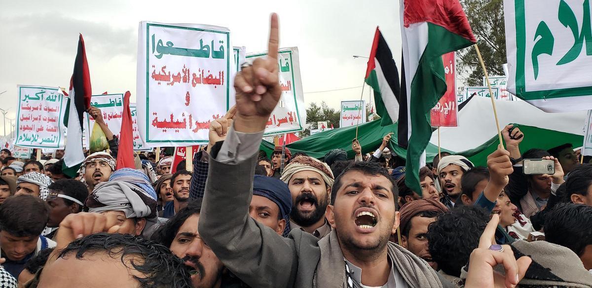 Protesta en Saná, la capital de Yemen, contra la designación de los hutíes como grupo terrorista.