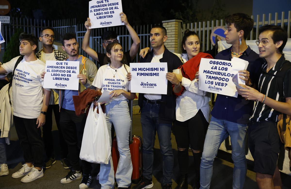 Varios jóvenes convocados por Más Madrid muestran su rechazo a los cánticos y gritos machistas.