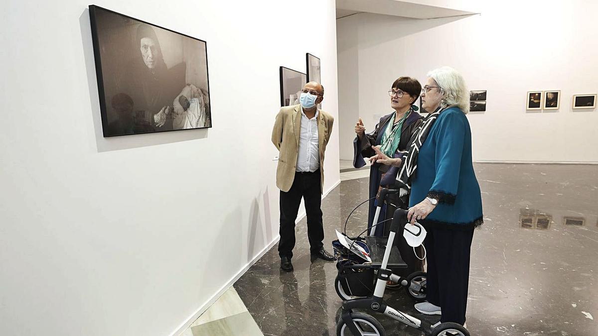 De izda.a dcha., Losada, Margarita Ledo (comisaria de la exposición) y Anna Turbau.