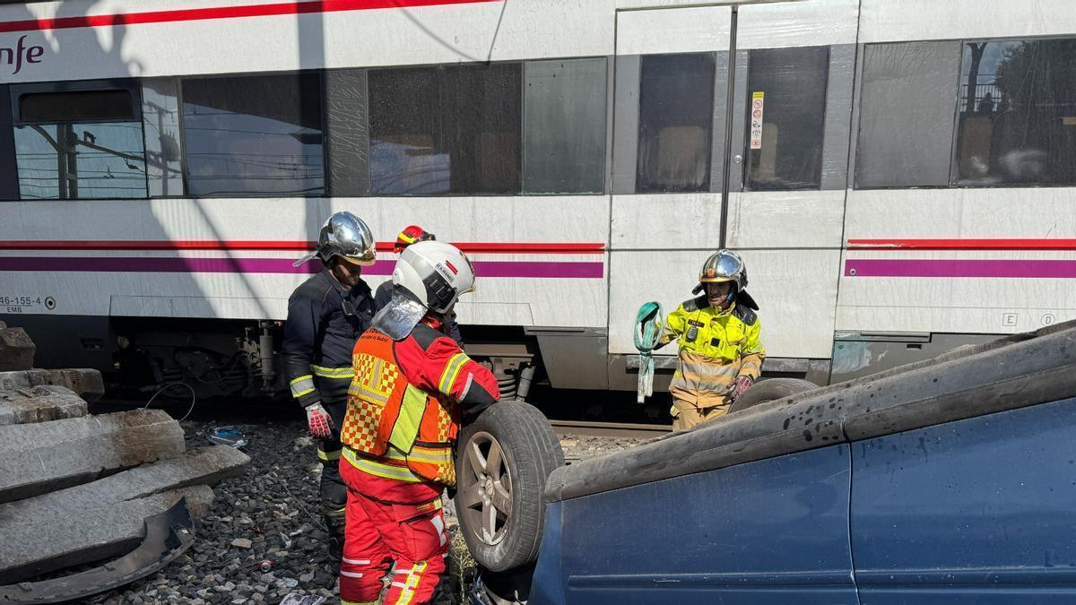 El momento en el que un coche cae desde un puente a las vías del tren en Fuenlabrada