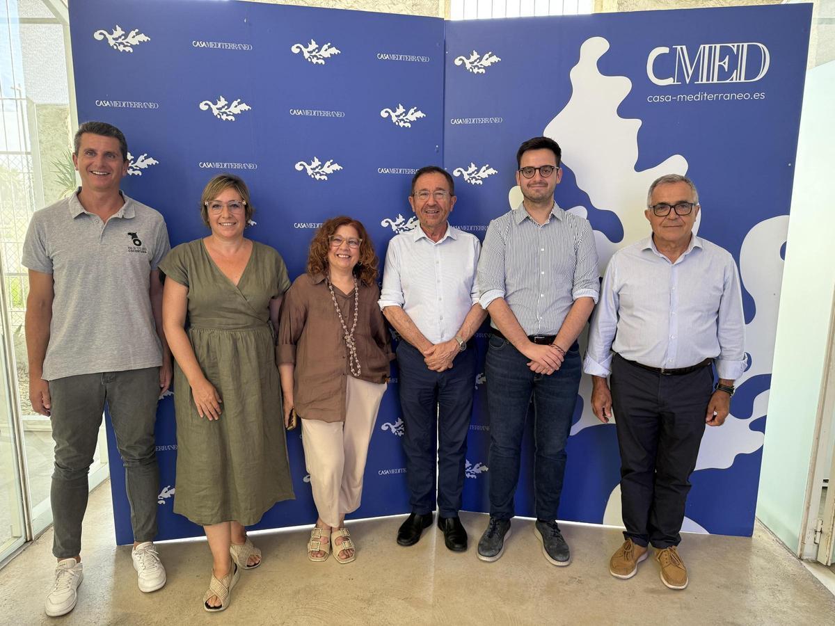 El director de Casa Mediterráneo, Andrés Perelló, en el centro junto al alcalde de Cocentaina, Rubén Muñoz.