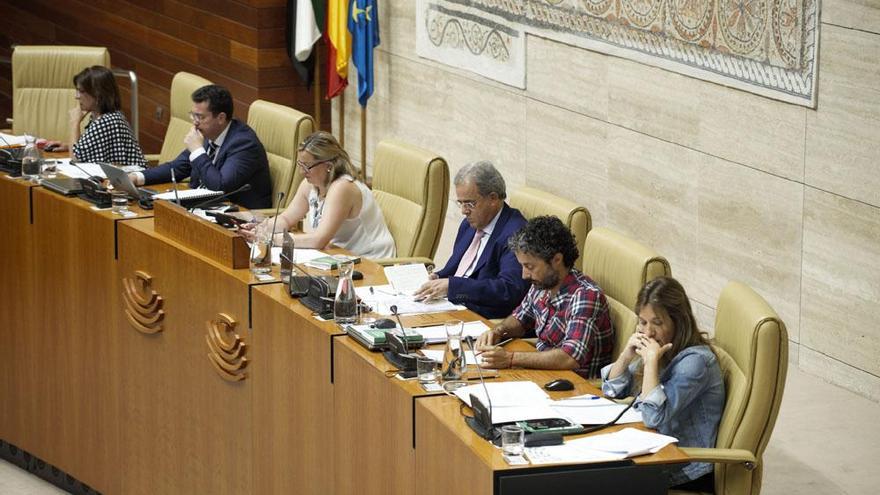 La ley de grandes parque de ocio de Extremadura sale adelante solo con el apoyo del PSOE
