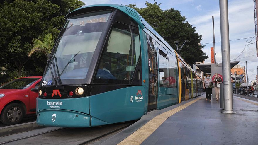 The tram reinforces its service at peak hours starting this Monday