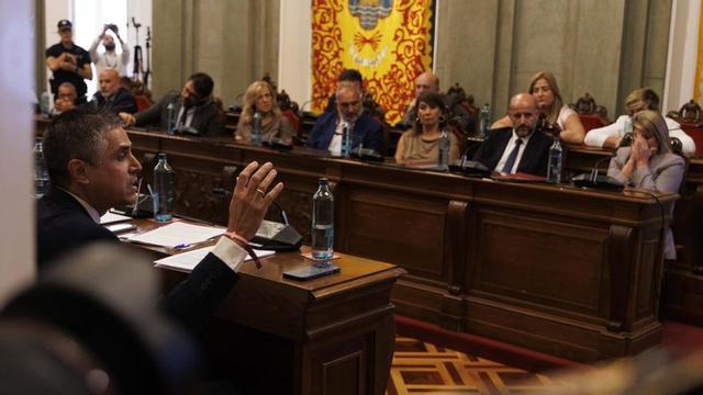 Giménez Gallo interviene durante el pleno de la moción de censura, con la bancada del Gobierno de fondo.