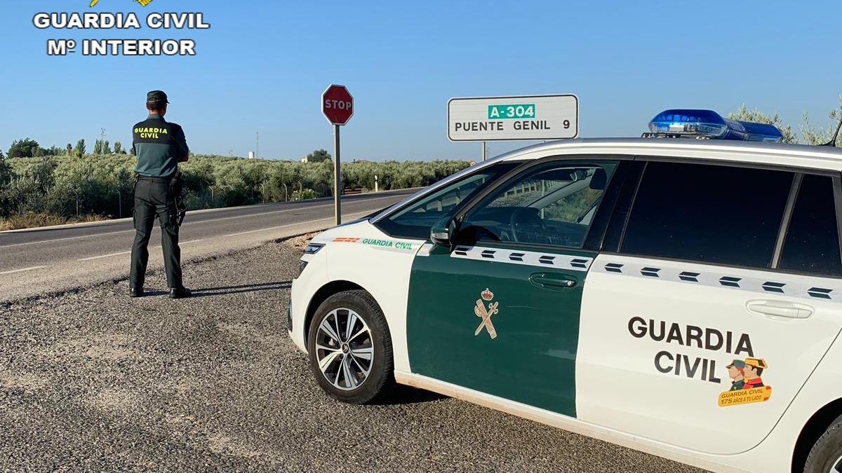 Agentes de la Guardia Civil en Puente Genil.