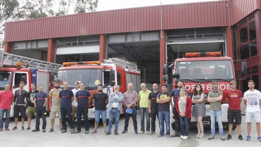 Concentración en el parque de bomberos de O Morrazo. // Gonzalo Núñez