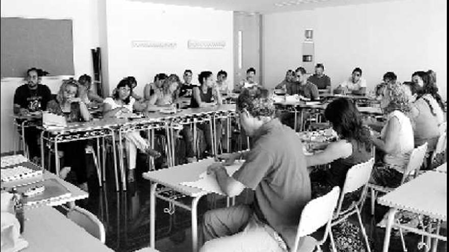 Una de

 las clases de la Escuela Oficial de Idiomas de Elche, en imagen de archivo