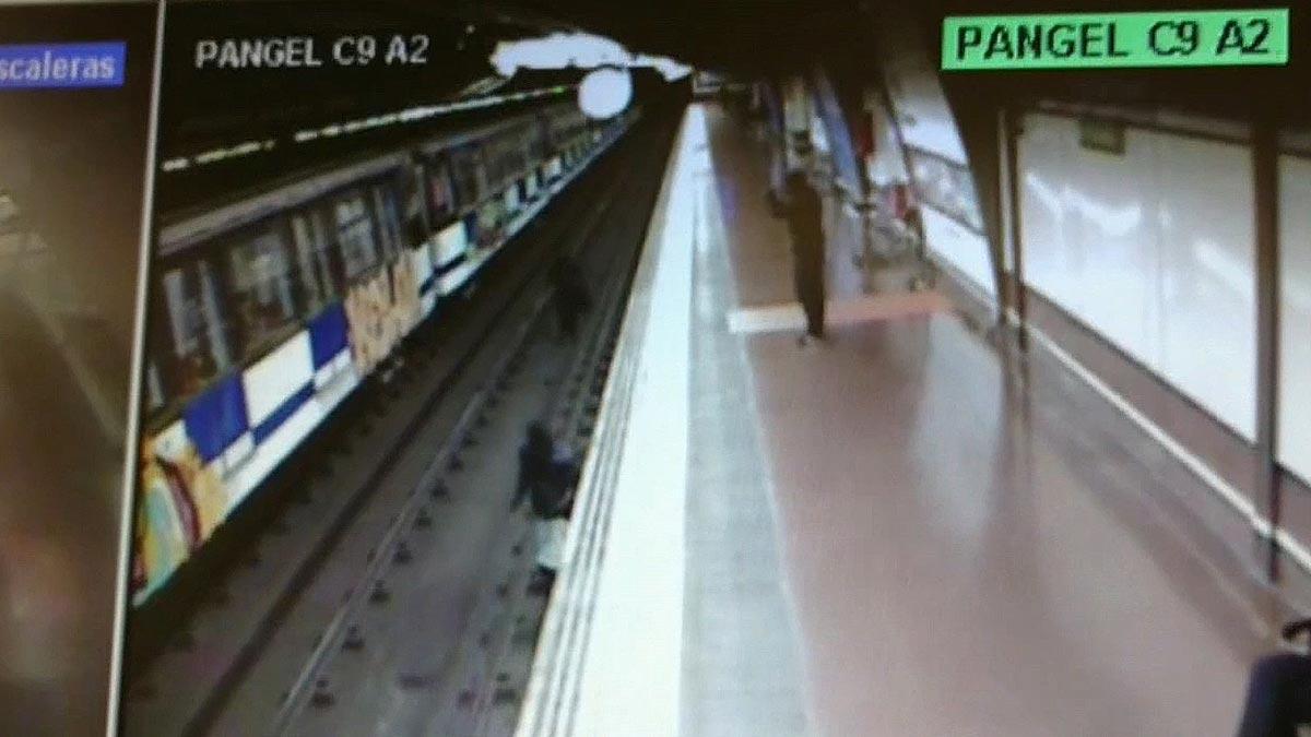 Tres grafiteros atacan un vagón de metro en la estación de Puerta del Ángel de Madrid