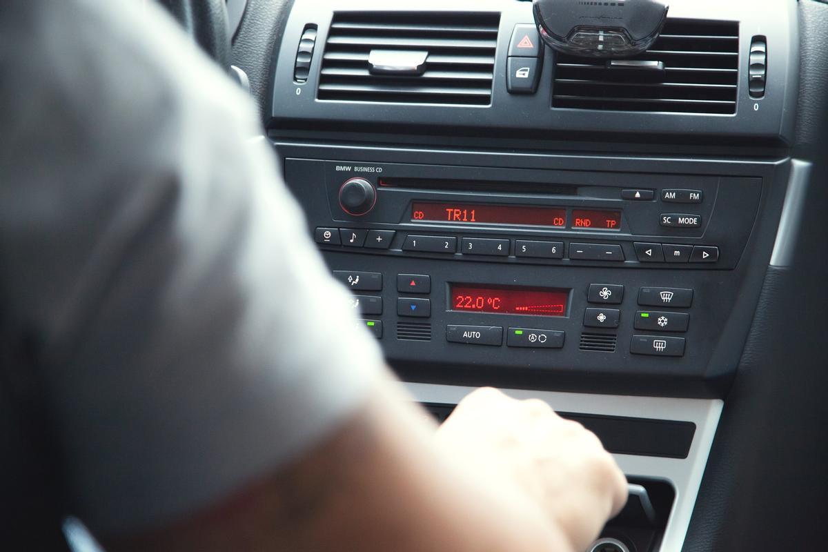 Debes moderar el volumen de la radio del coche