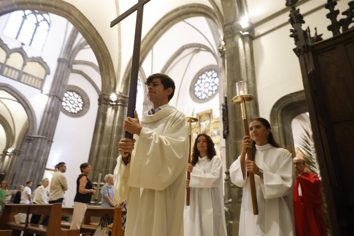 La misa de celebración por los 125 años de la iglesia gijonesa de San Lorenzo, en imágenes