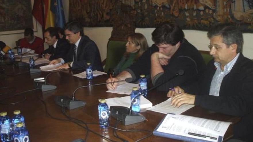 Miembros de la corporación municipal toresana durante una sesión plenaria.