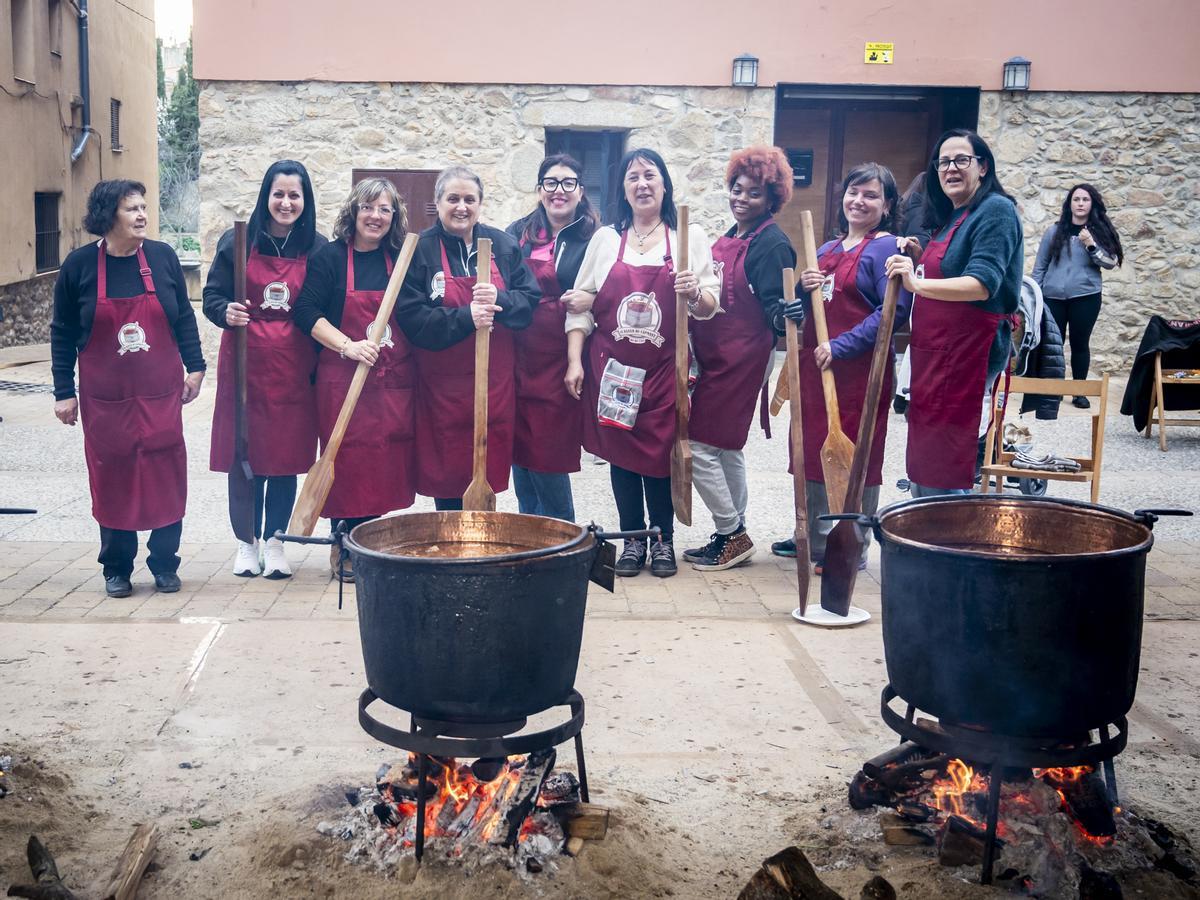 Les cuineres amb alguns dels perols del ranxo