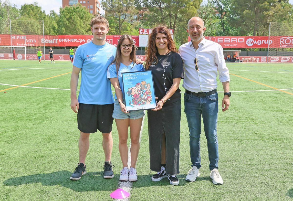 El Manresa guanya 4-1 contra el Badalona i amb la derrota del Cornellà ascendeix a Segona RFEF El Manresa guanya 4-1 contra el Badalona i amb la derrota del Cornellà ascendeix a Segona RFEF