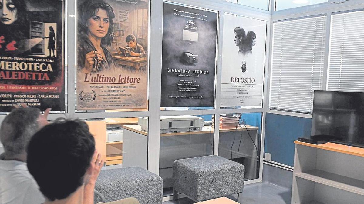 Varios de los carteles cinematográficos que decoran el espacio Medialab, en la Biblioteca General María Moliner