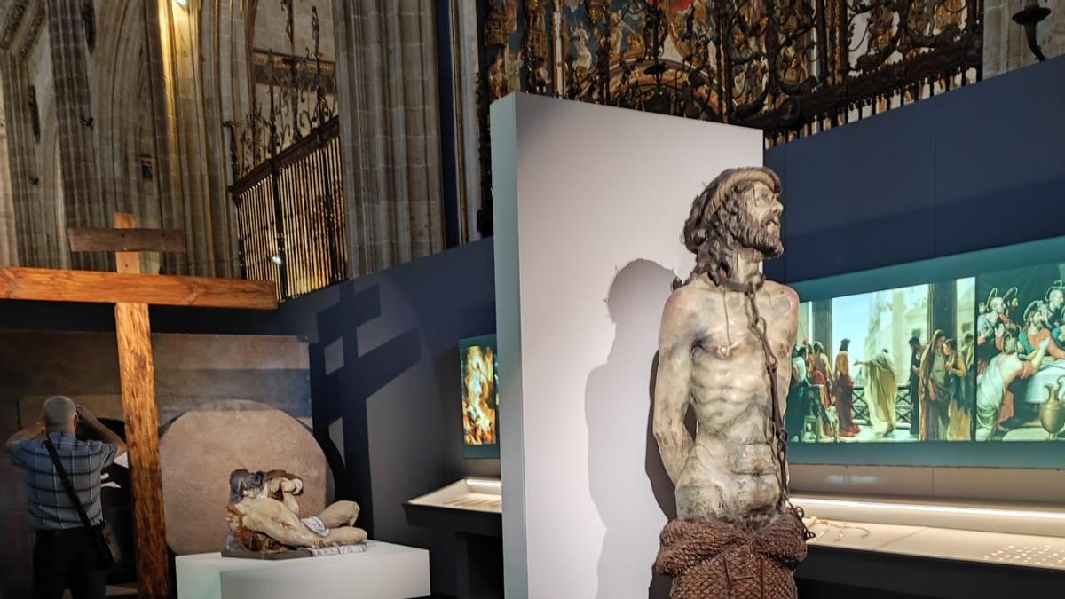 En primer término la obra de Cristo preso y detrás la maqueta de la Piedad