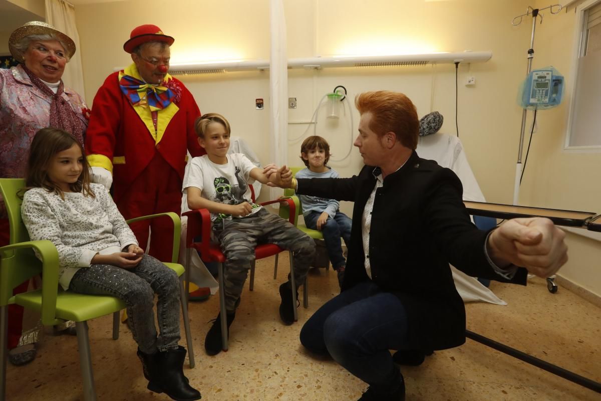Yunke y Mel i Xispa llevan regalos y alegría a los niños del Hospital General