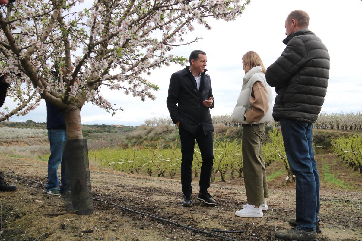 El conseller d'Agricultura, Òscar Ordeig, conversa amb una jove agricultora de Seròs