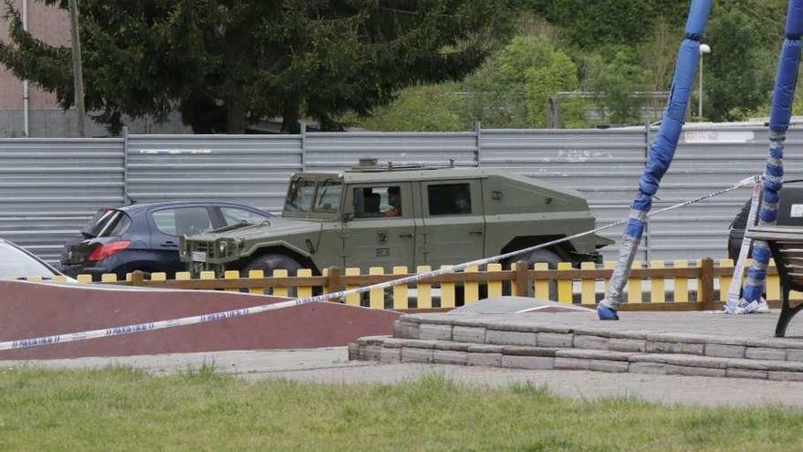 Vehículos del Ejército patrullan por las calles de Pola de Laviana