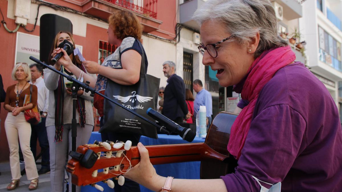 profesoras interpretan ‘Los soldados del pantano’, ayer.