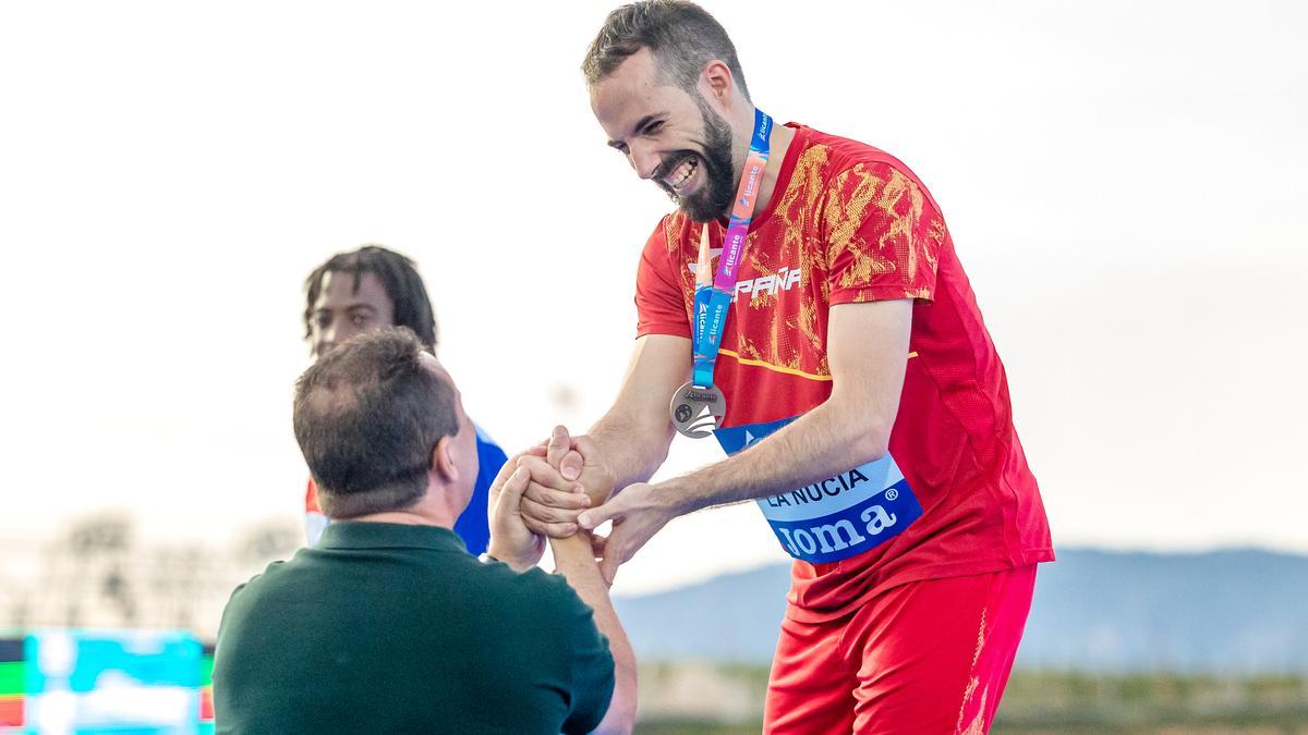 Cáceres tras colgarse la medalla