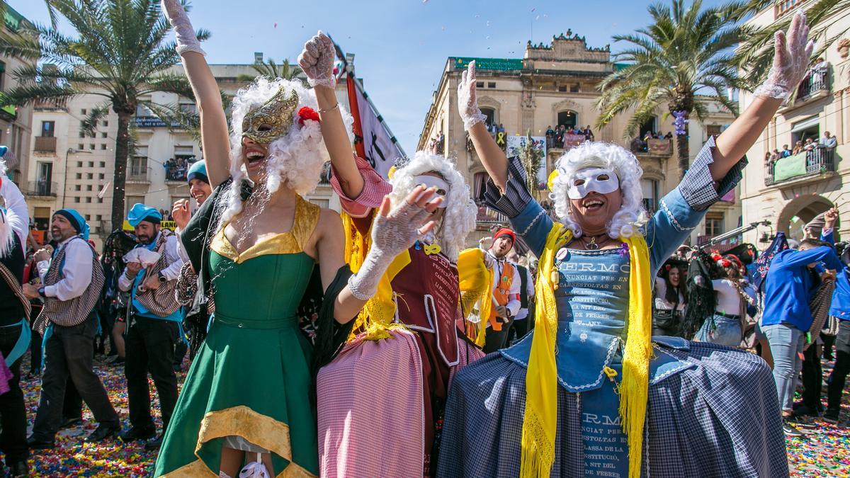 Comparsas y guerra de caramelos durante el Carnaval de Vilanova i la Geltrú del año 2019