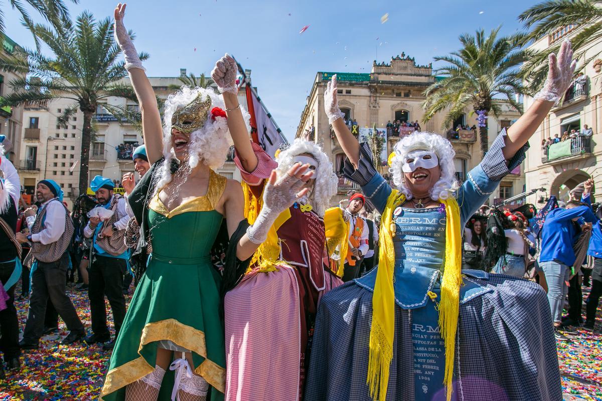 Comparsas y guerra de caramelos durante el Carnaval de Vilanova i la Geltrú del año 2019