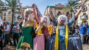 Comparsas y guerra de caramelos durante el Carnaval de Vilanova i la Geltrú del año 2019