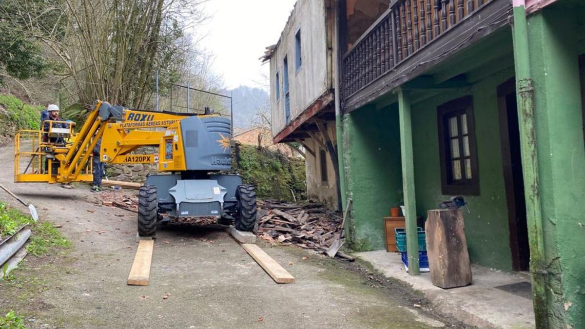 El proceso de demolición de uno de los edificios, el pasado invierno. | C. M. B.