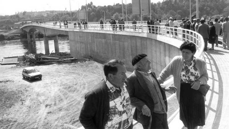 En marzo de 1995 se inauguró el puente que unía definitivamente a Salvaterra y Monçao. // Magar/archivo