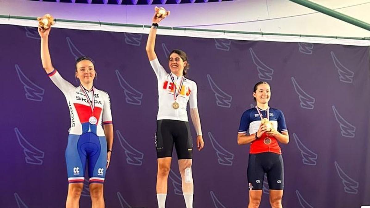 Alejandra Neira, en el centro, celebra su triunfo en la última etapa de la Watersley Ladies Challenge.