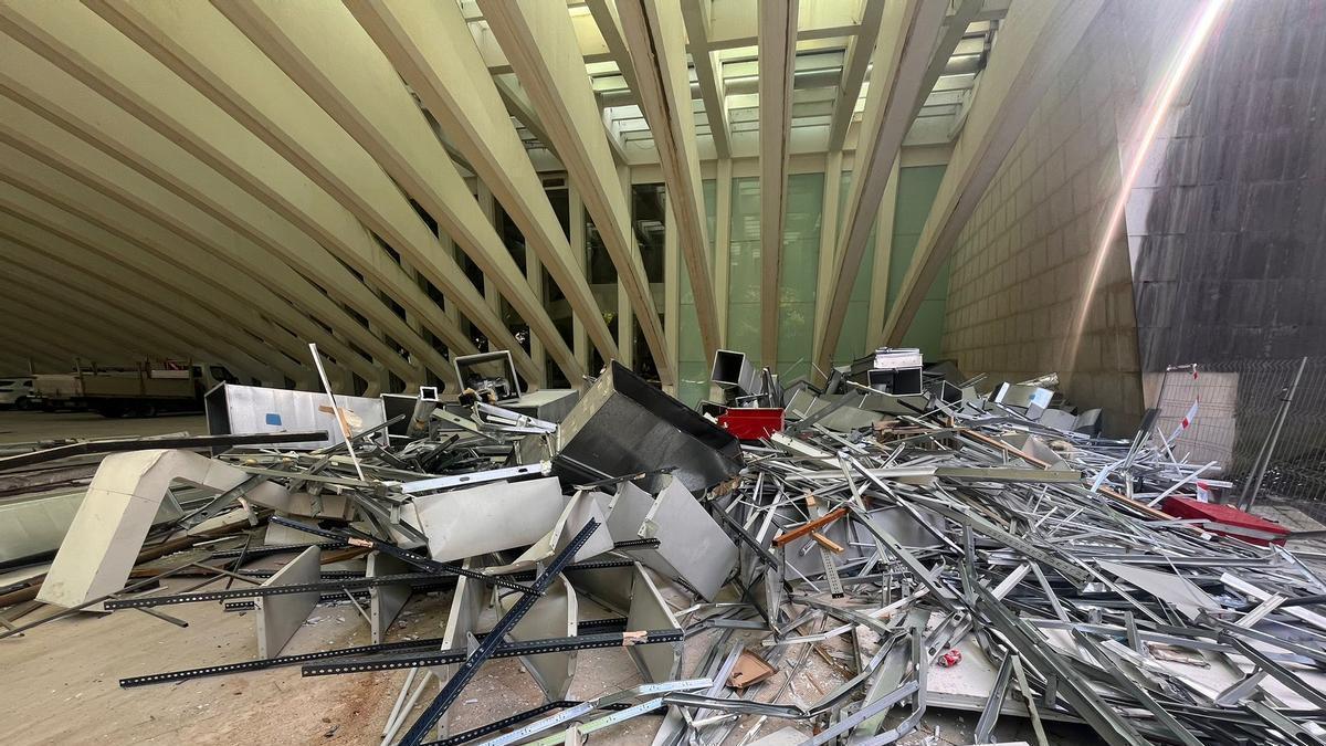 Los operarios de la constructora San José trabajan en la conversión de la plata intermedia del Calatrava en la sede de la Universidad Alfonso X el Sabio