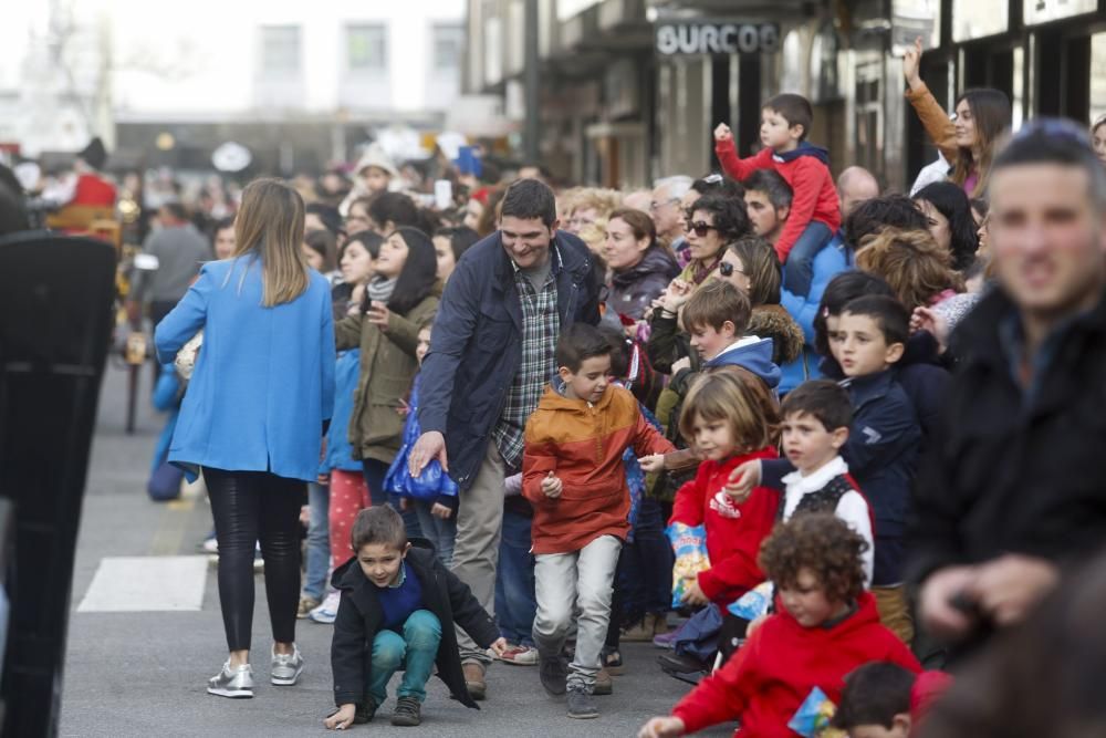 Desfile de carrozas el Lunes de Pascua en Avilés