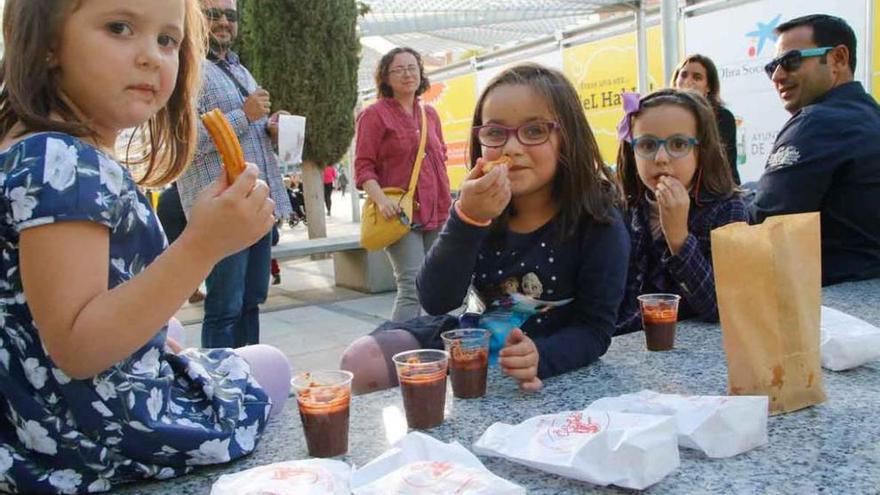 Pequeños y mayores disfrutaron de chocolate con churros.