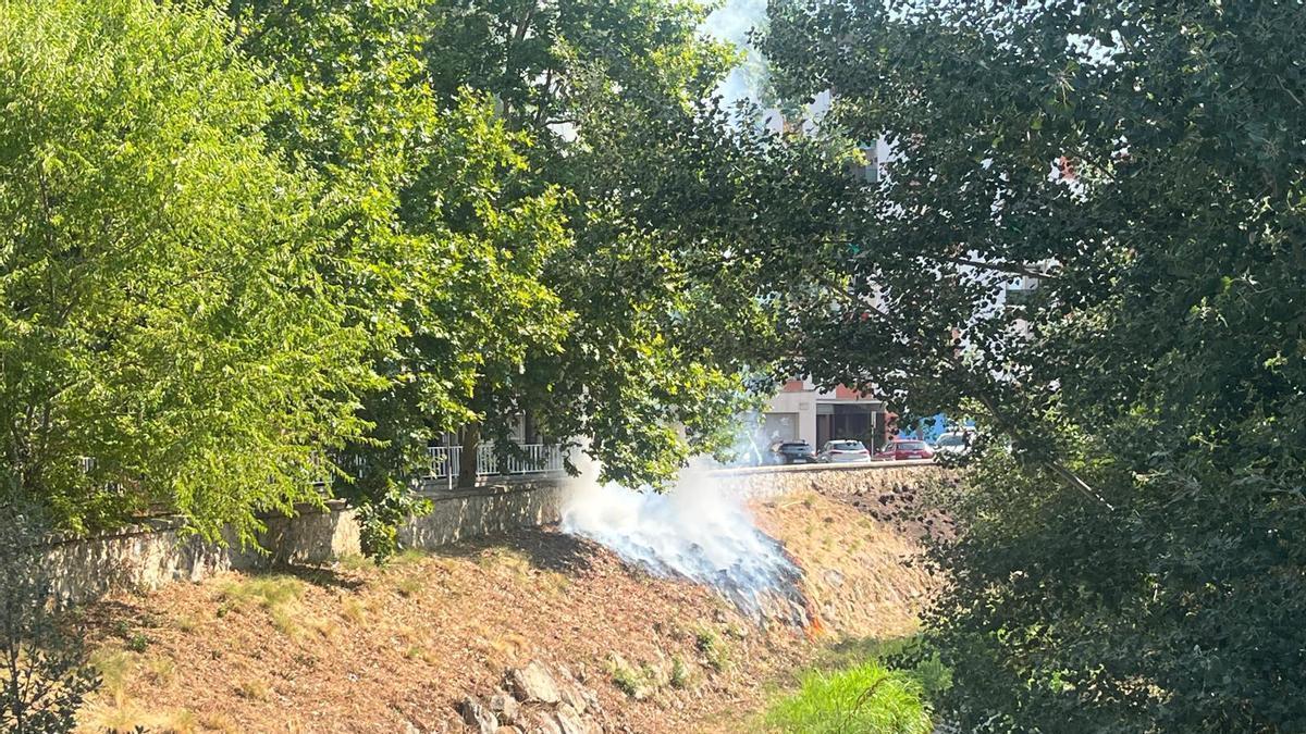 Les imatges del foc a la riba del riu Güell