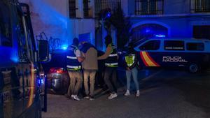 Efectivos de la Policía Nacional registran este martes una vivienda del centro de Lanjarón (Granada) junto a uno de los dos detenidos en este municipio por su presunta relación con el atentado contra el cofundador de Vox y exdirigente del PP, Al