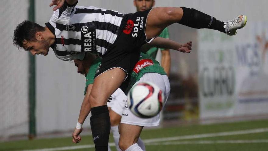 Pablo Espina cae desequilibrado ante un jugador del Guijuelo en el partido del Lealtad la pasada jornada.