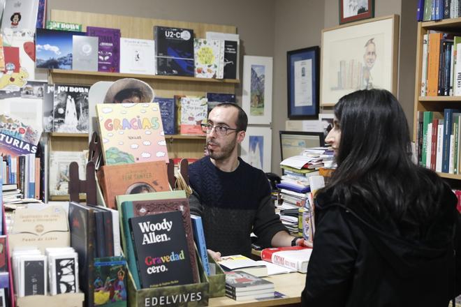 Juan José Estrada, dependiente de La Buena Letra, prepara un encargo en el mostrador.