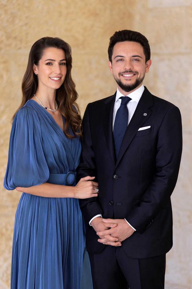 El príncipe Hussein de Jordania y  Rajwa al Saif, con vestido azul