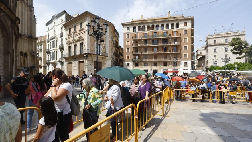 El mal tiempo &quot;humaniza&quot; el Besamanos a la Virgen