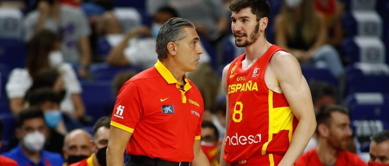 Darío Brizuela junto a Sergio Scariolo.