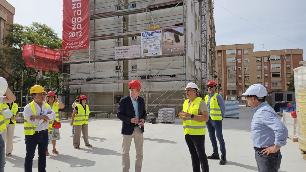 El edil de Urbanismo, Antonio Navarro, visita las actuaciones en la calle Vicente Aleixandre.