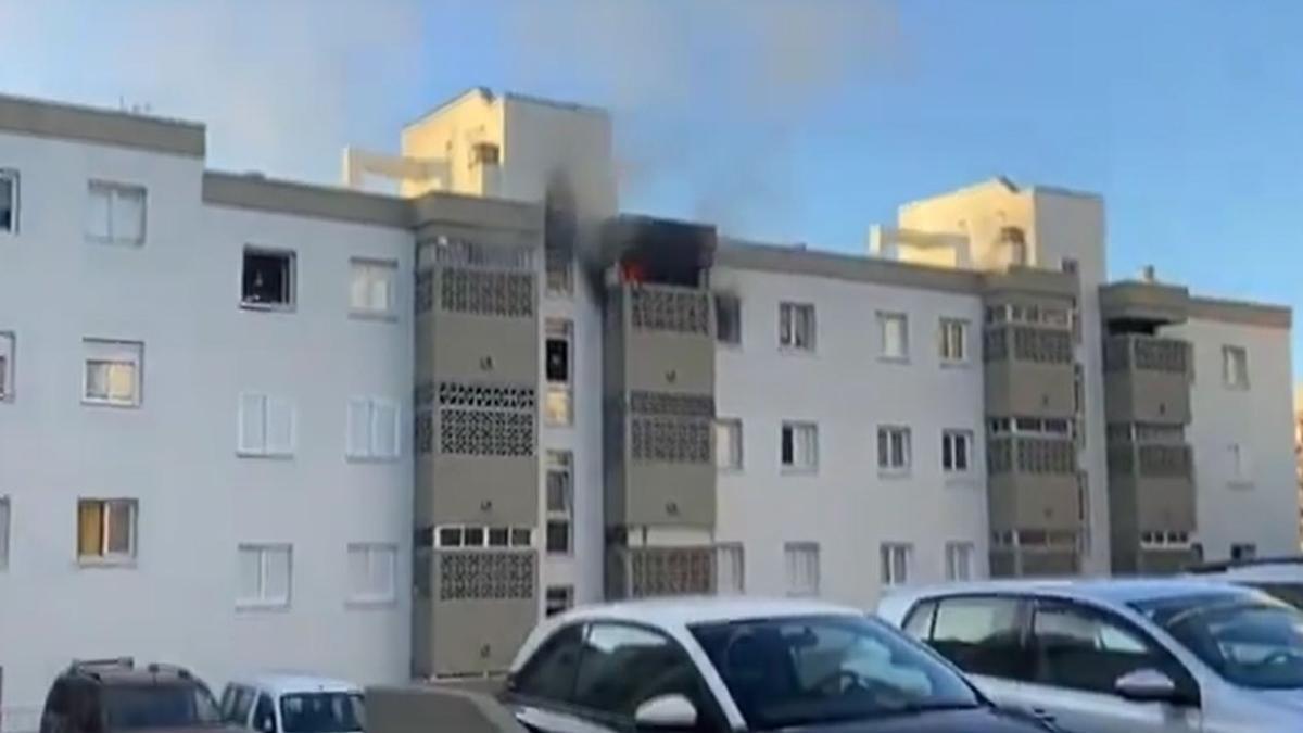 Se declara un incendio en un edificio en Añaza